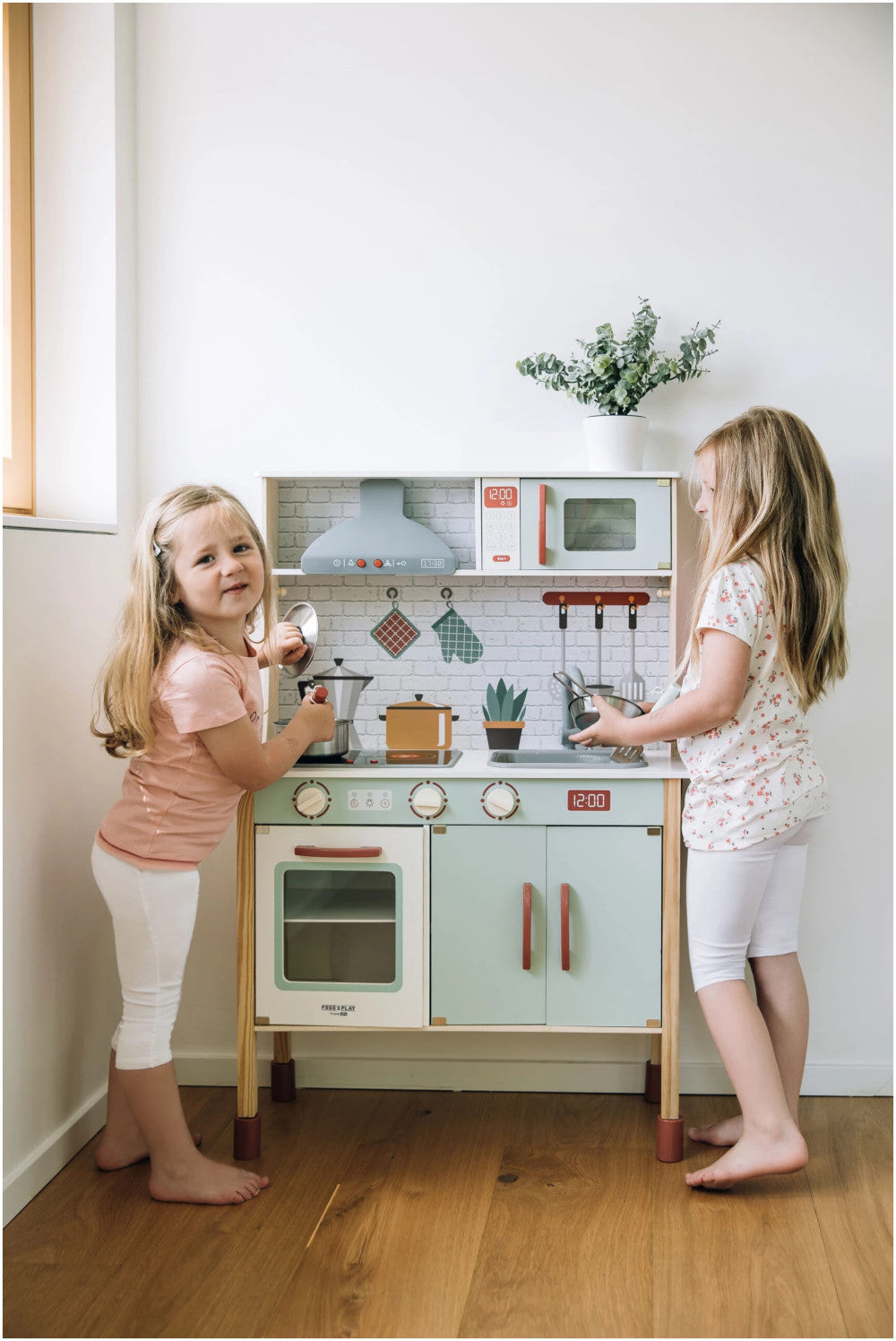 FreeON free2play fa konyha kiegészítőkkel (80579)